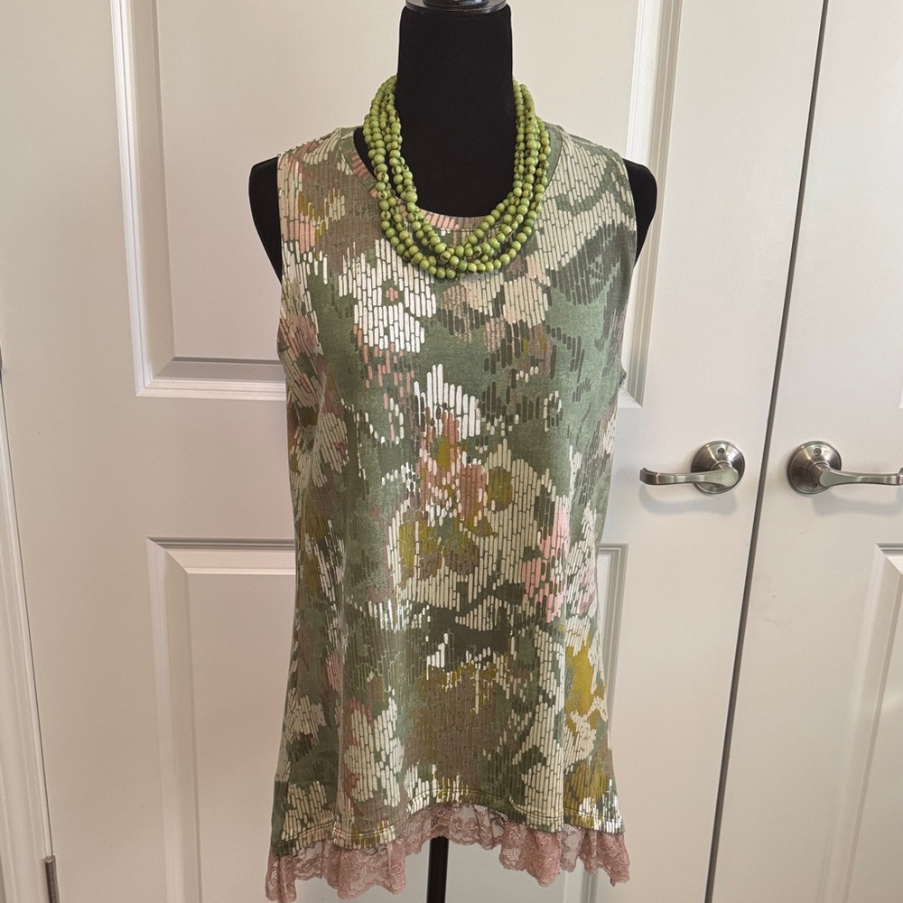 LOGO by Lori Goldstein Green Floral Sleeveless Top with 2”Lace Trim. Size M